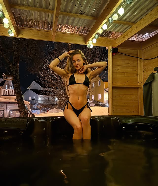 Ещё один кадр by isabelyvonne в чёрном купальнике (нижнем белье) у зимнего бассейна. Ещё один кадр by isabelyvonne в чёрном купальнике (нижнем белье) у зимнего бассейна.