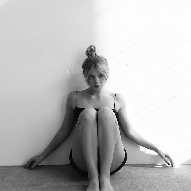 Чёрно белое откровенное фото Александровой с голыми ногами. Чёрно белое откровенное фото Александровой с голыми ногами.