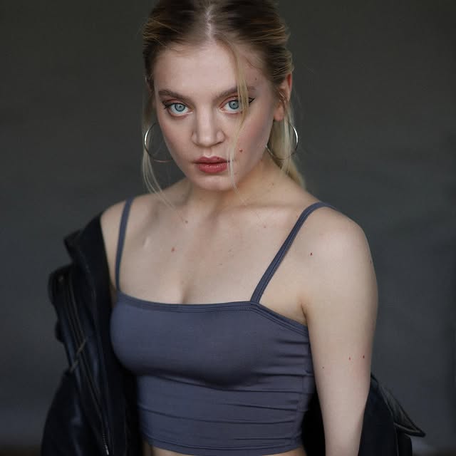 Горячее фото Александровой в майке без лифчика. Горячее фото Александровой в майке без лифчика.