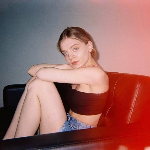 Ещё один снимок Александровой в обнажёнными руками и коленями. Ещё один снимок Александровой в обнажёнными руками и коленями.