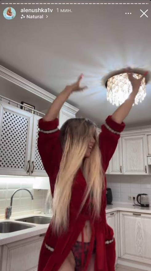 Устраивала весёлые танцы на которых палила труселя. Устраивала весёлые танцы на которых палила труселя.