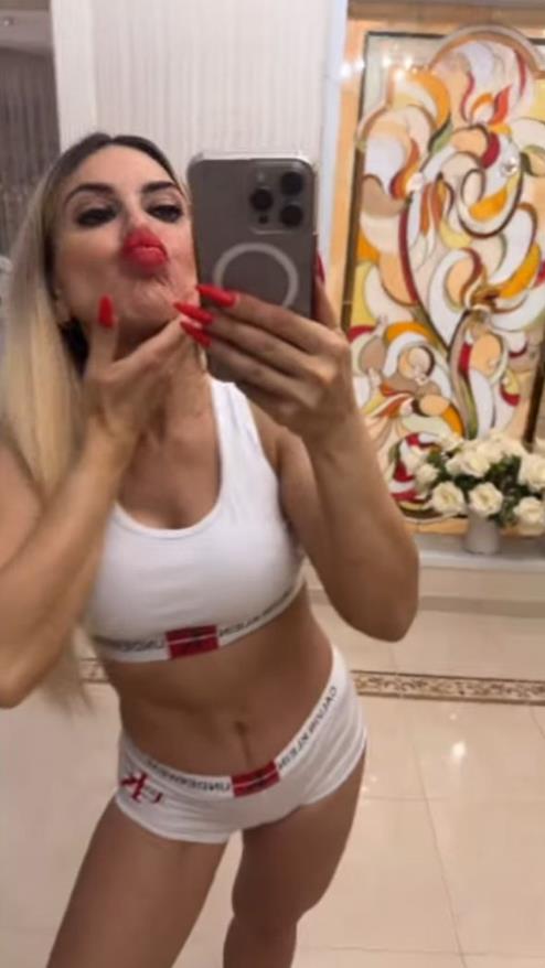 Делал селфи в спортивном нижнем белье. Делал селфи в спортивном нижнем белье.