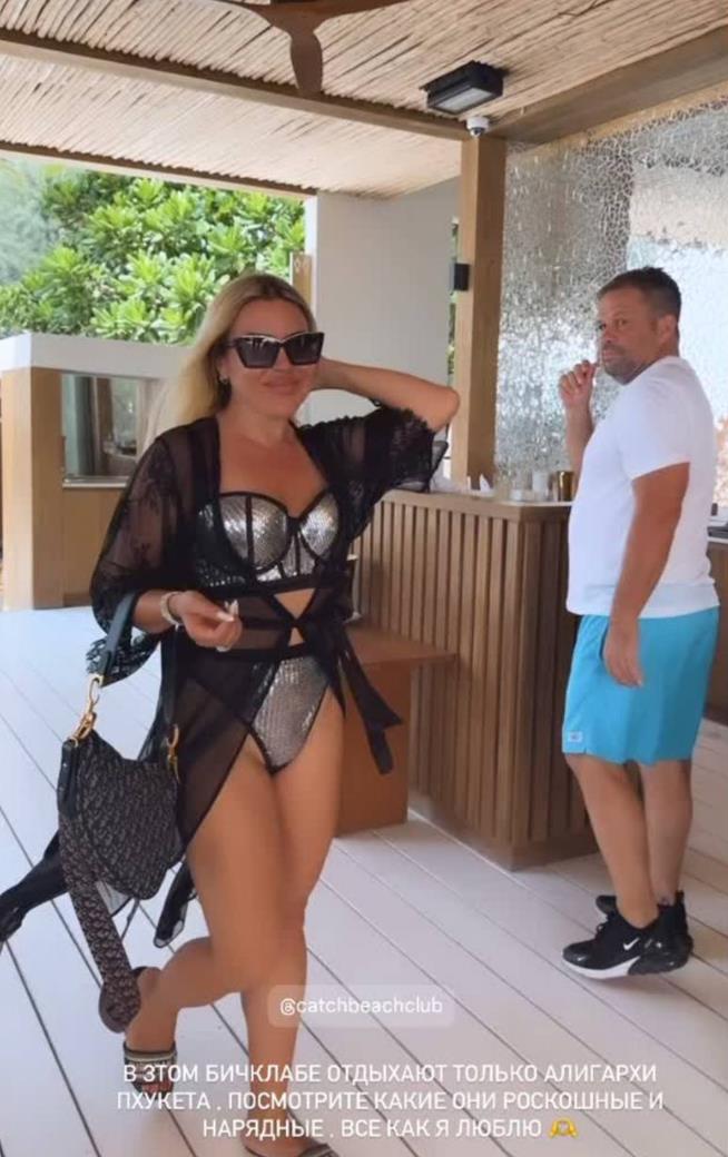 Ещё один снимок в серебристом купальнике на отдыхе. Ещё один снимок в серебристом купальнике на отдыхе.