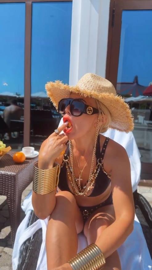 А ту она сидя в чёрном купальнике, сует себе что-то в рот. А ту она сидя в чёрном купальнике, сует себе что-то в рот.