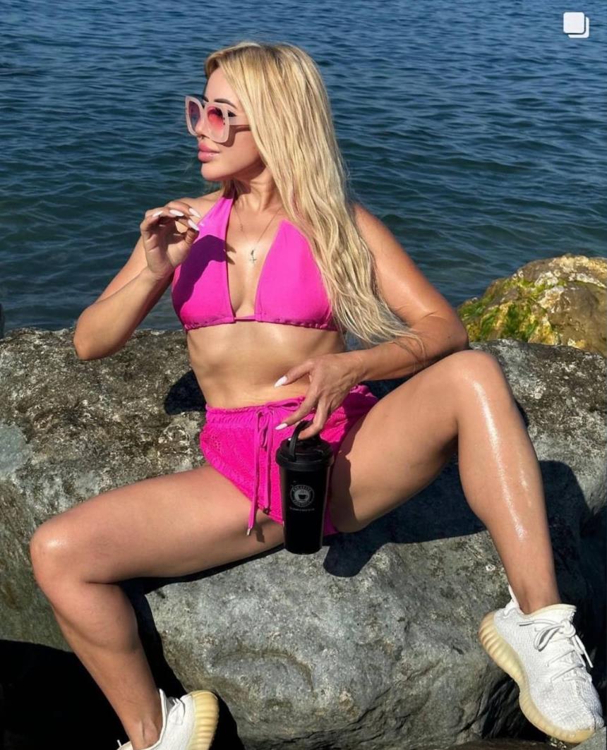 А тут уже в розовом купальнике. А тут уже в розовом купальнике.