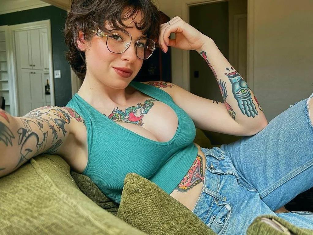 Домашнее селфи крупным планом в очках и кофточке без лифчика. Домашнее селфи крупным планом в очках и кофточке без лифчика.