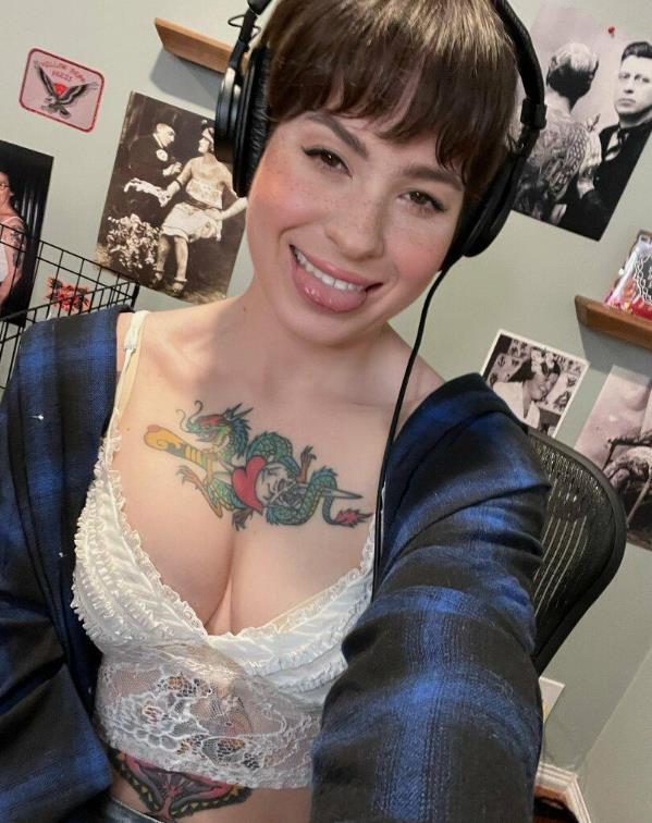 Забавный снимок Anisa Jomha с высунутым языком и в майке с откровенным вырезом. Забавный снимок Anisa Jomha с высунутым языком и в майке с откровенным вырезом.