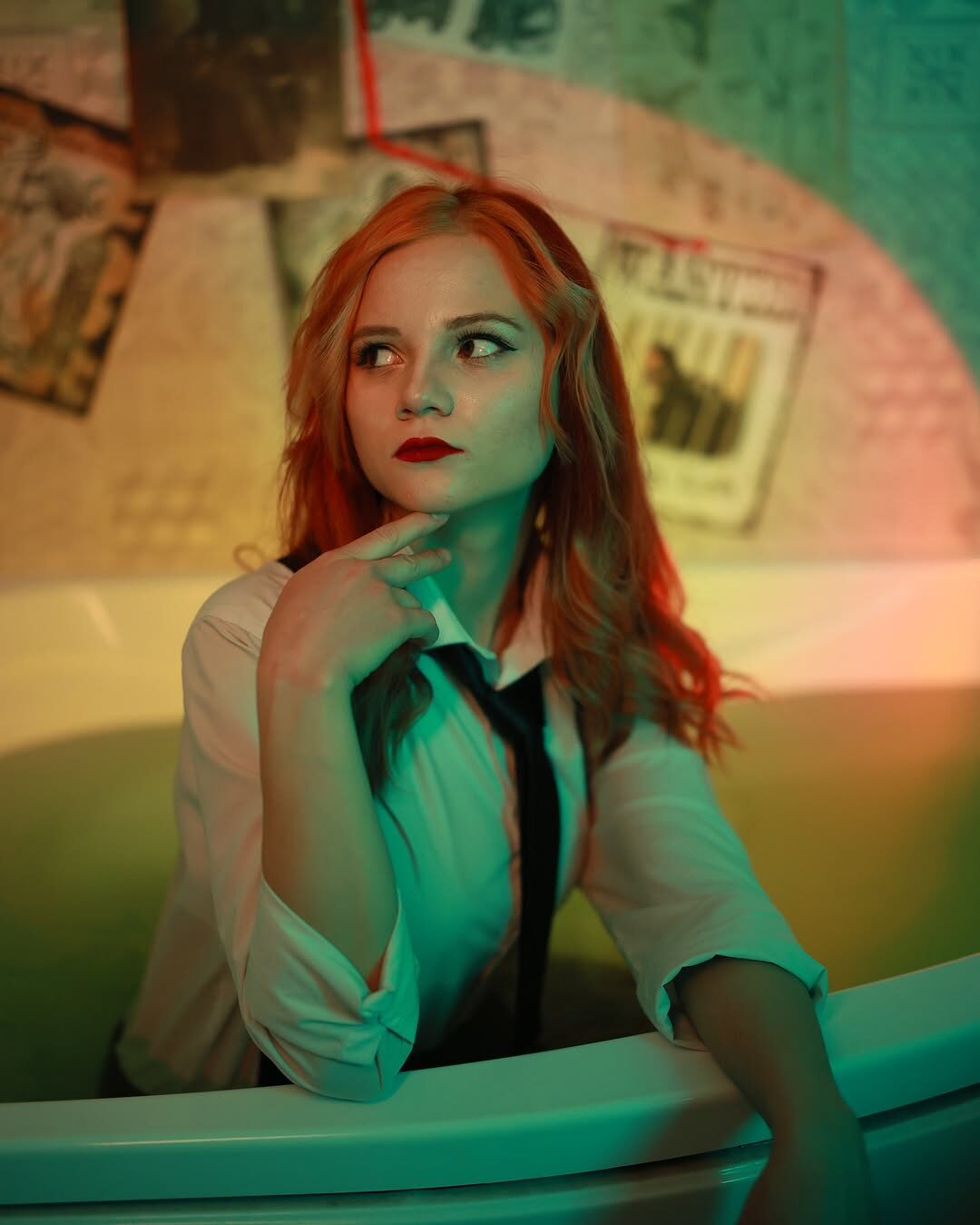 А тут Дарья сиди в джакузи в белой рубашке и галстуке. А тут Дарья сиди в джакузи в белой рубашке и галстуке.