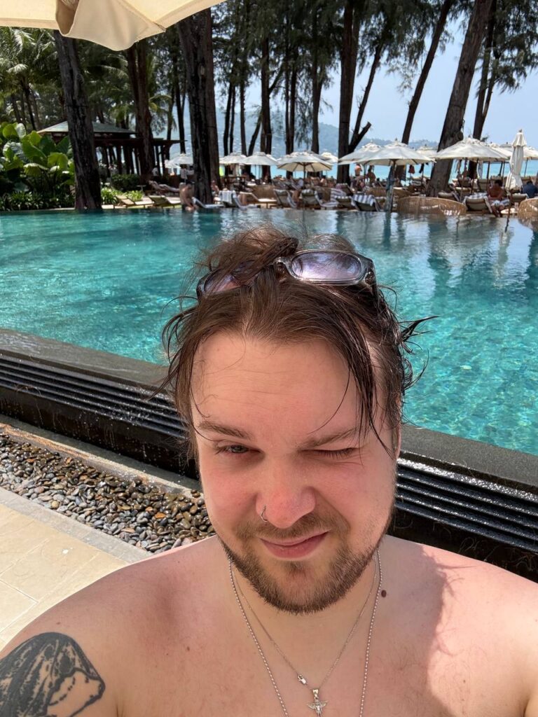 Фото Марка у бассейна.