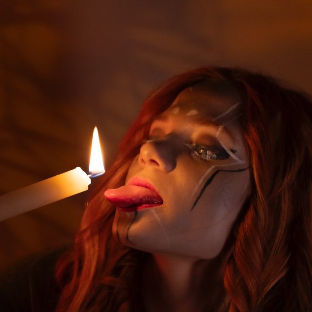 А тут она в косплей образе, капает воском от свечи себе на язык (Это ава в её ТГ). А тут она в косплей образе, капает воском от свечи себе на язык (Это ава в её ТГ).