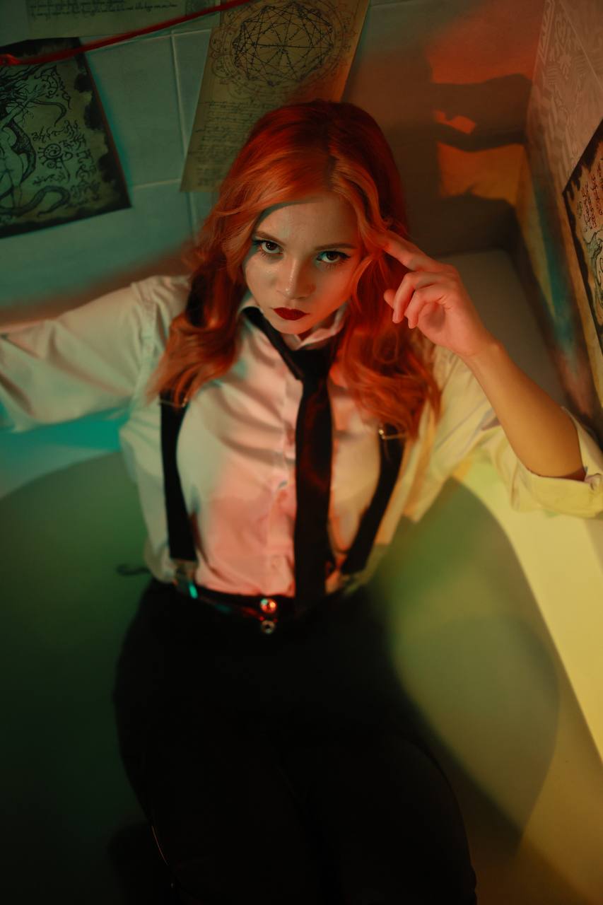 Наша героиня любит полежать в ванной в одежде. Наша героиня любит полежать в ванной в одежде.