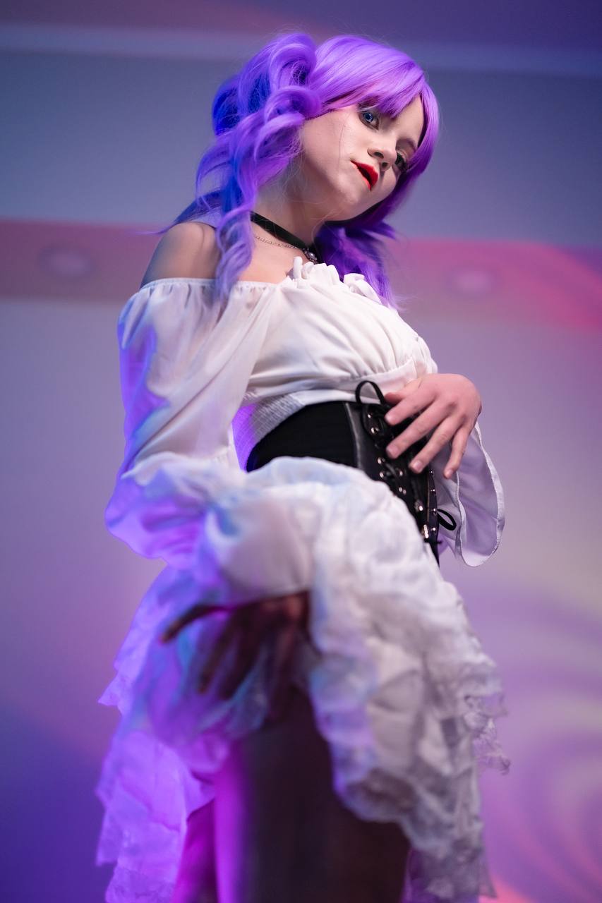 Косплеерша "LittleDary" с фиолетовыми волосами в белом платье. Косплеерша "LittleDary" с фиолетовыми волосами в белом платье.