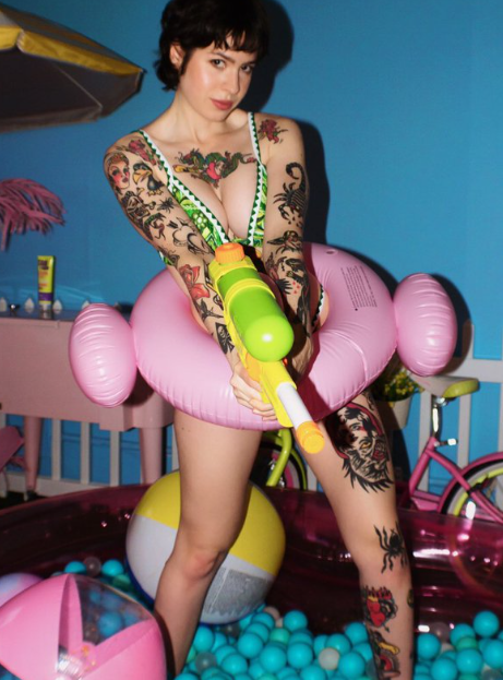 Ещё одно горячее фото с Анисой Джохма в купальнике и надувном круге. Ещё одно горячее фото с Анисой Джохма в купальнике и надувном круге.