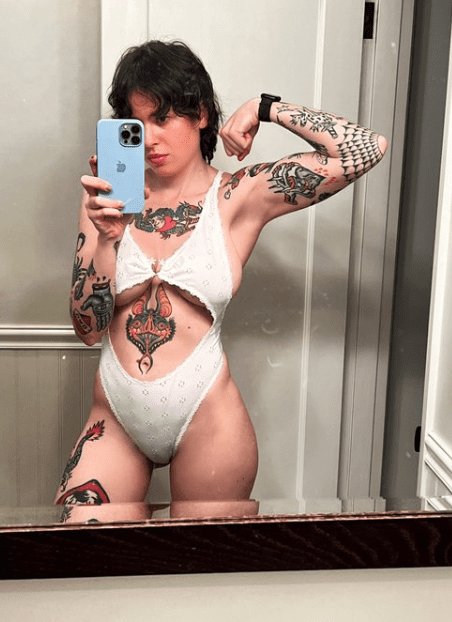 А тут она в необычном белом купальнике. А тут она в необычном белом купальнике.