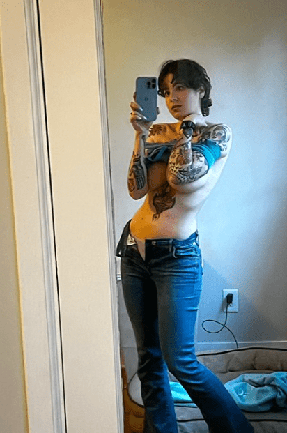 Слитое в сеть фото Anisa Jomha в стиле "НЮ" прикрыв голую грудь руками. Слитое в сеть фото Anisa Jomha в стиле "НЮ" прикрыв голую грудь руками.