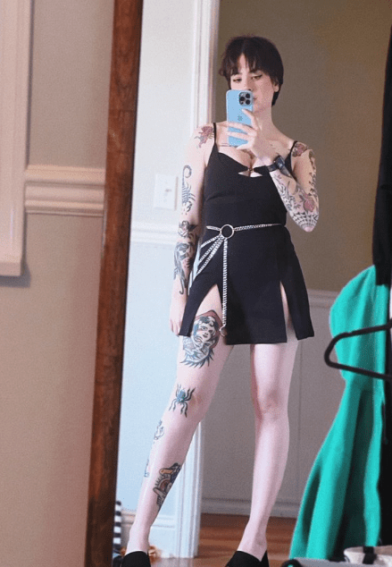 Домашнее селфи в мини платье с голыми ногами. Домашнее селфи в мини платье с голыми ногами.