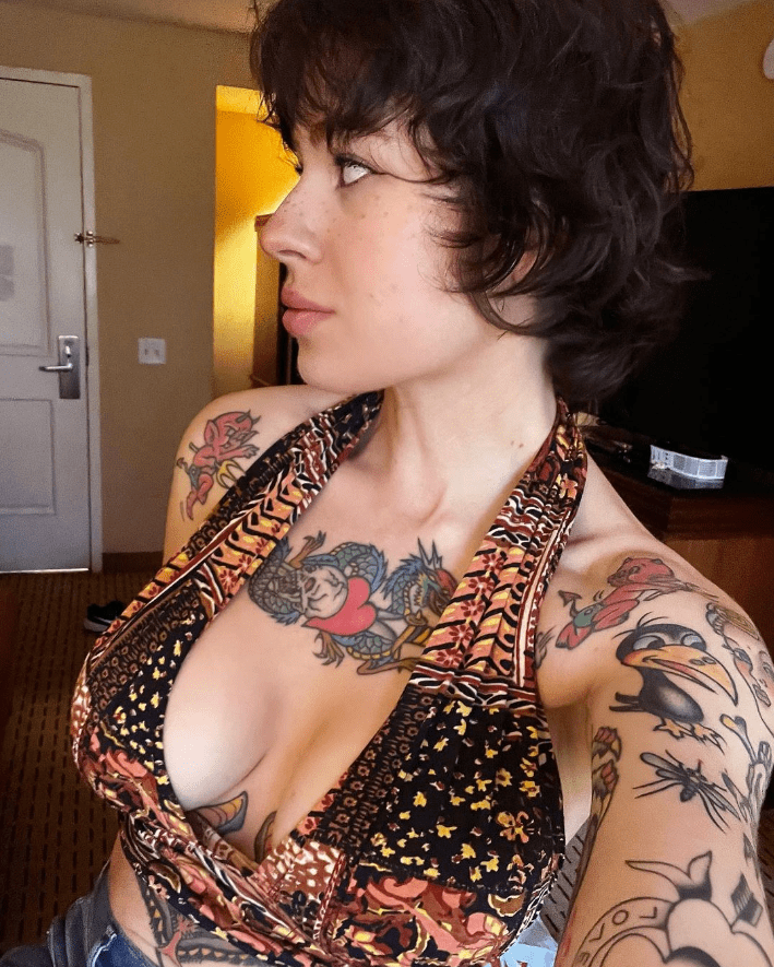 Селфи в красивом топе без лифчика. Селфи в красивом топе без лифчика.