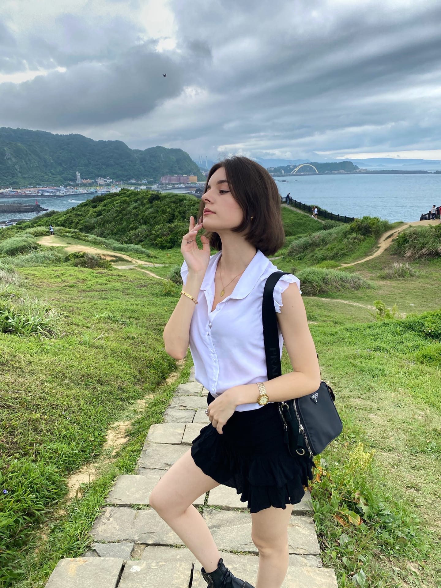 Снимок mmashalefterr в чёрной мини юбке с голыми ногами. Снимок mmashalefterr в чёрной мини юбке с голыми ногами.