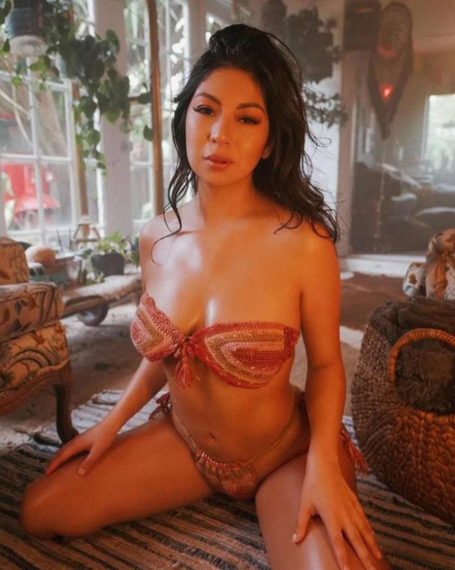 Онлифанщица Cami Strella на откровенном фото в нижнем белье. Онлифанщица Cami Strella на откровенном фото в нижнем белье.