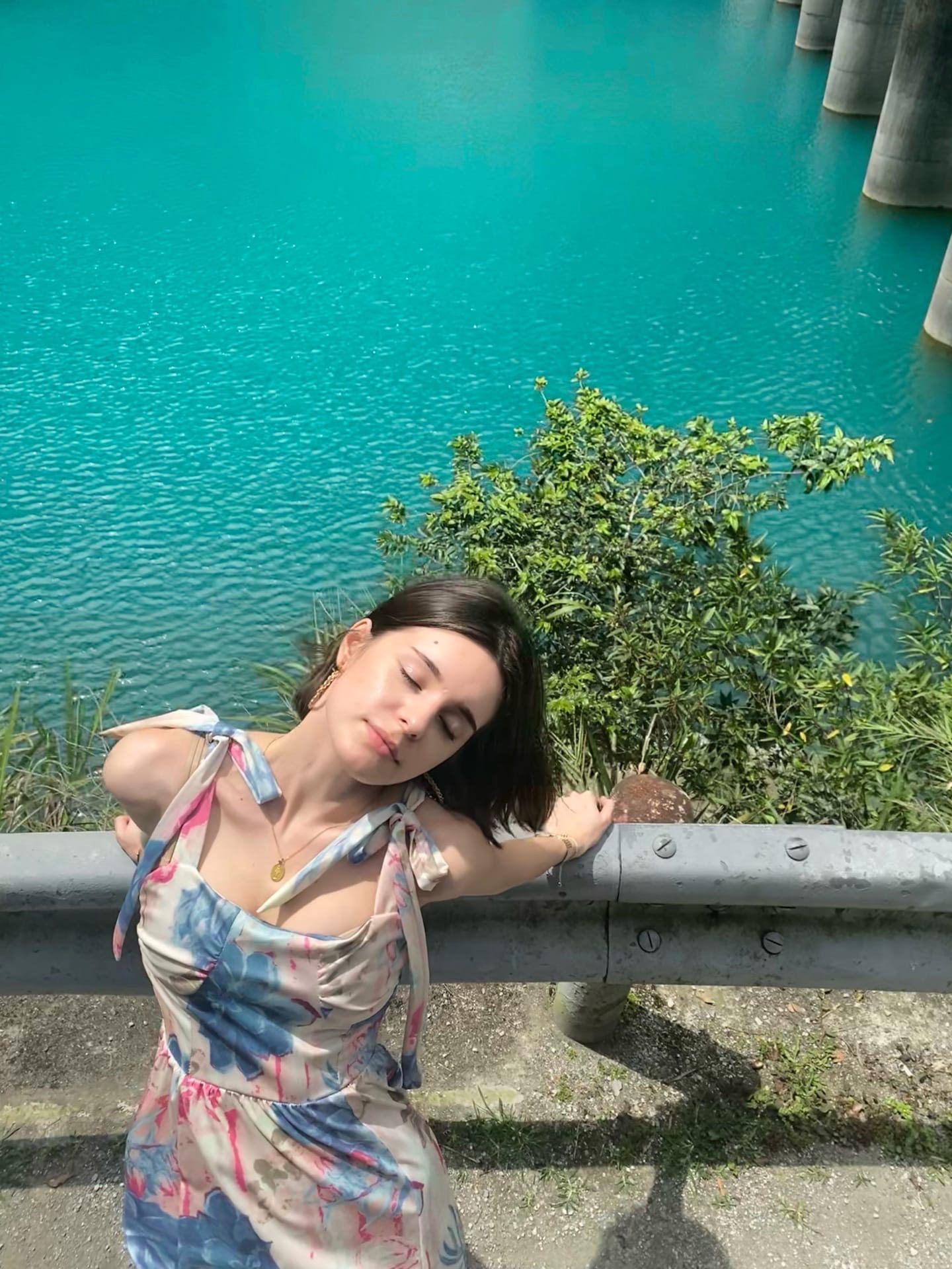 А тут она позирует на фоне моря в летнем платье. А тут она позирует на фоне моря в летнем платье.