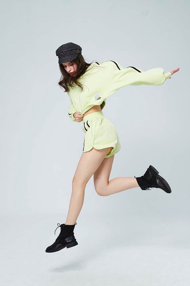 Снимок Лефтер на фотосессии в мини шортах с обнажёнными ногами. Снимок Лефтер на фотосессии в мини шортах с обнажёнными ногами.