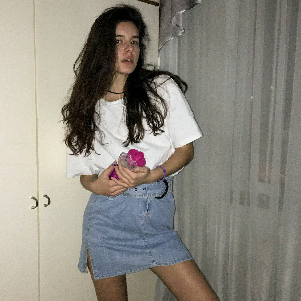 Старое домашнее фото в короткой юбке. Старое домашнее фото в короткой юбке.