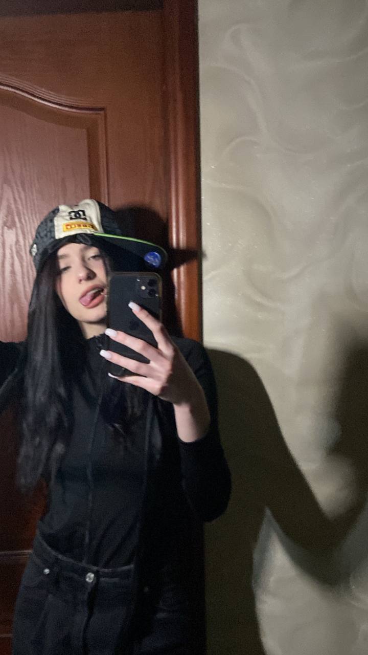 Смешное селфи Лил Фридж с высунутым языком.