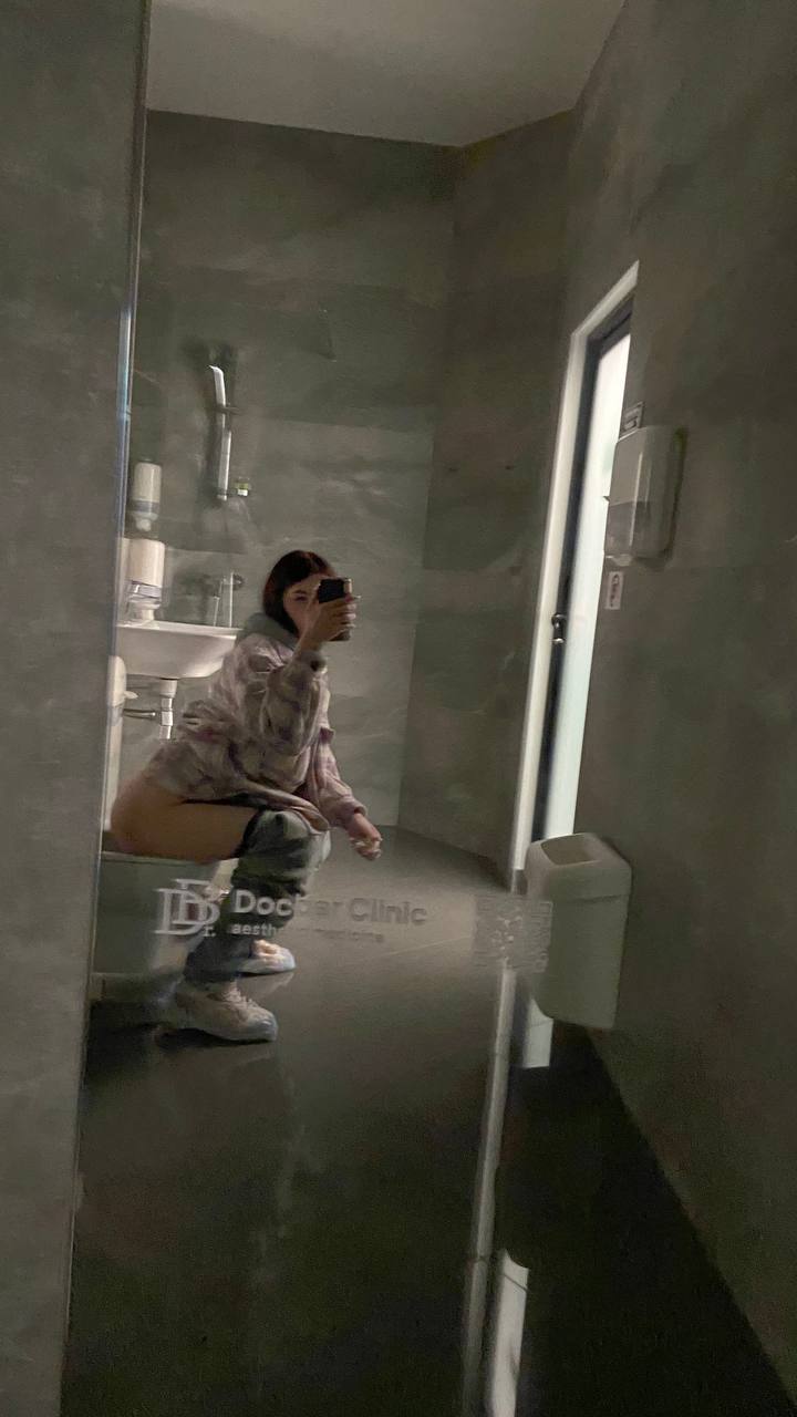 Попавшее в сеть селфи lil fridge, сидя на толчке с обнажённой филейной частью