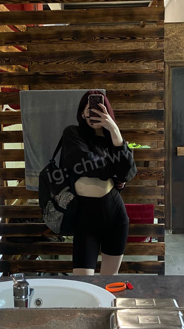 Лил Фридж на селфи с голым животом и ногами.