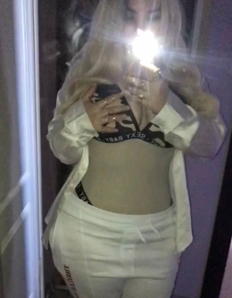 Слитое в сеть фото (селфи) kkselia в лифчике.