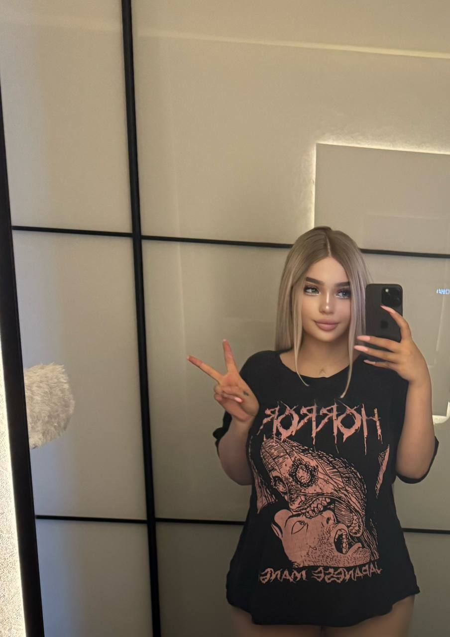 Домашнее фото kkselia в майке и с голыми ногами.