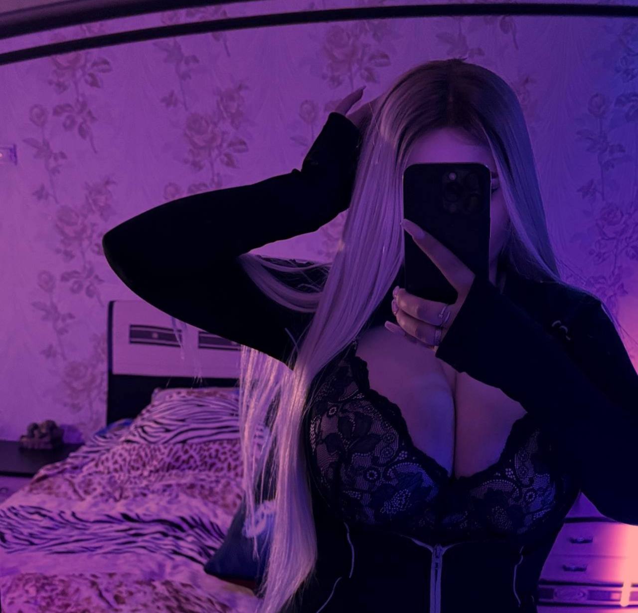 секси селфи от kkselia дома на кровати в чёрном лифчике.