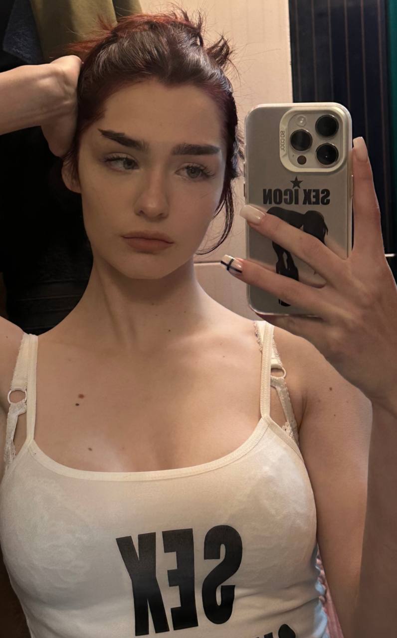 Горячее фото Лил Фридж в прозрачной майке и лифчике.