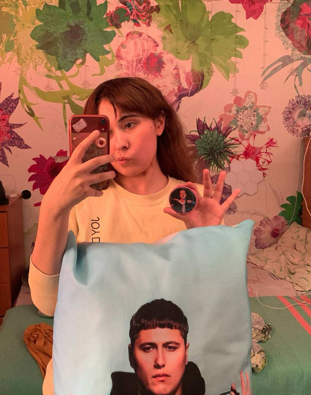 Прикольной домашнее селфи с подушкой. Прикольной домашнее селфи с подушкой.