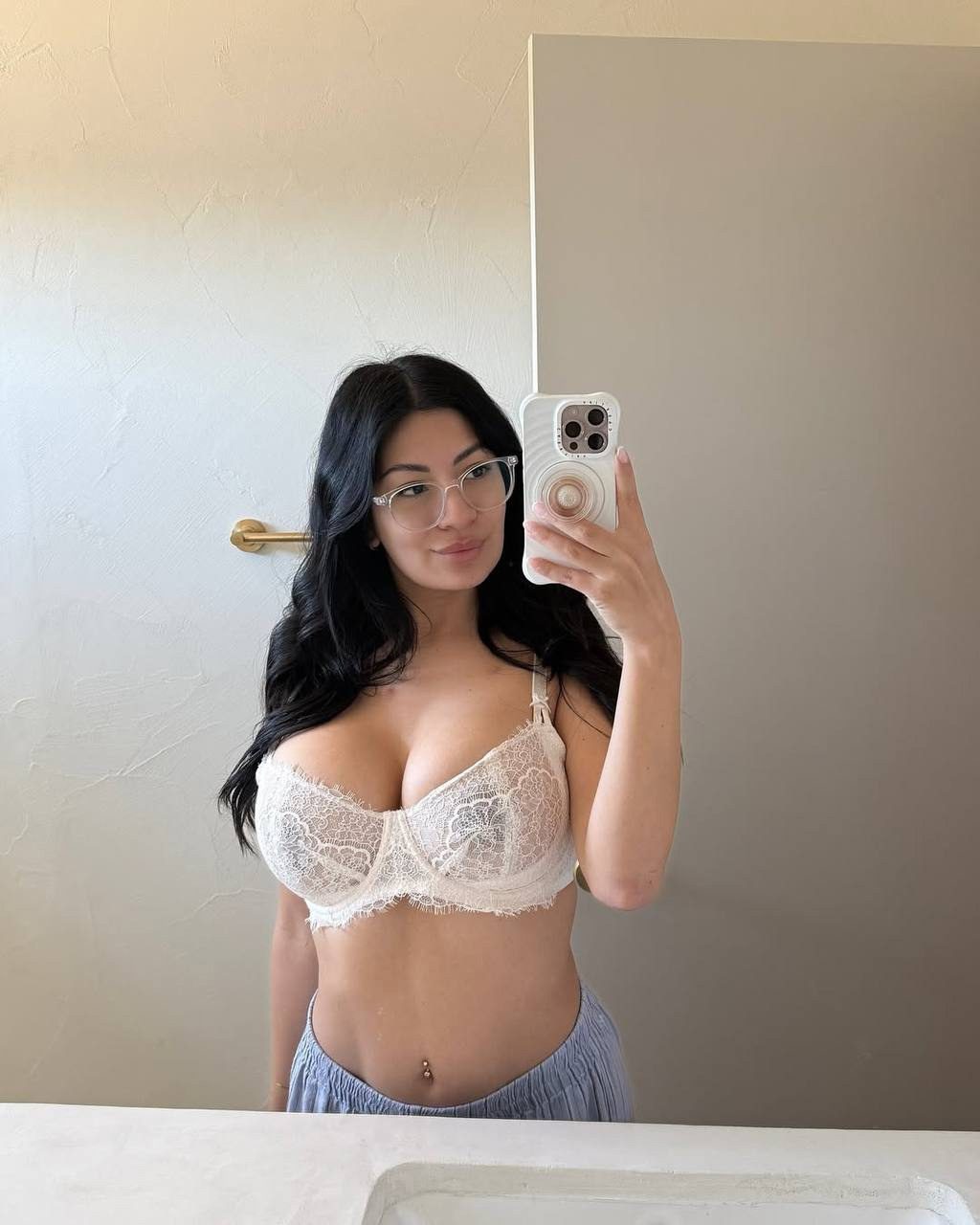 Ещё одна селфи крупной груди Кэмми в красивом лифчике. Ещё одна селфи крупной груди Кэмми в красивом лифчике.