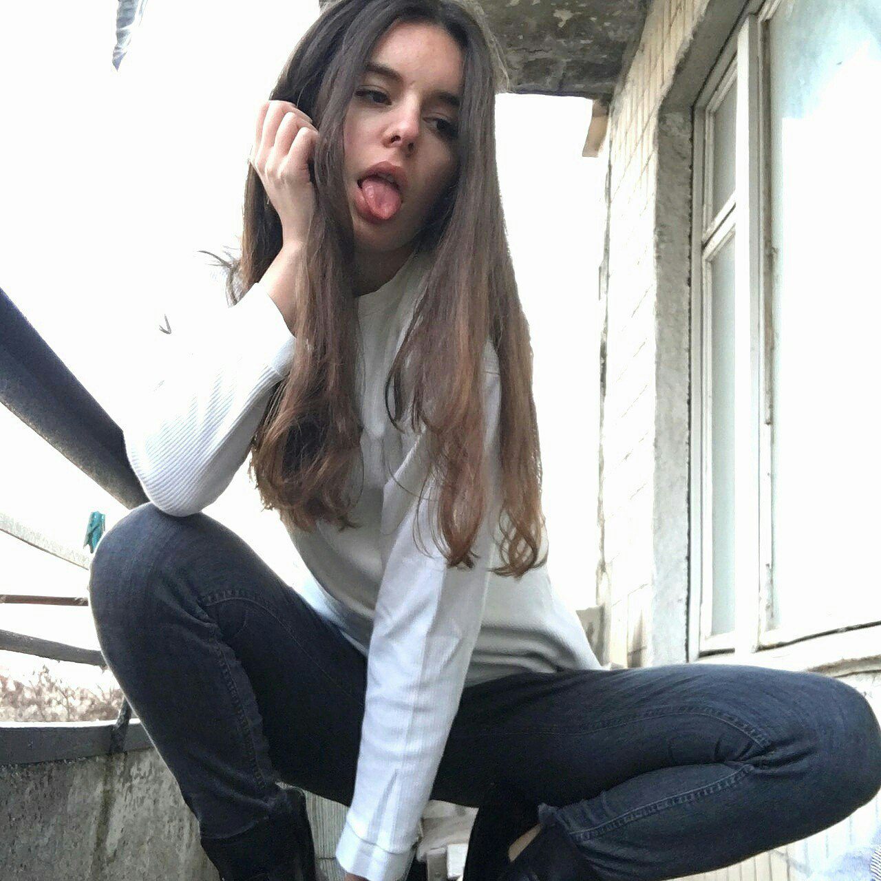 Смешной снимок Маши с высунутым языком. Смешной снимок Маши с высунутым языком.