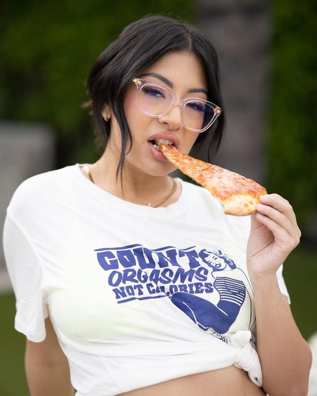 Даже пиццу она ест сексуально. Даже пиццу она ест сексуально.